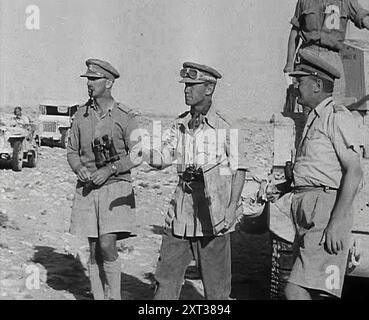 Britische Offiziere in El Alamein, 1942. Zweiter Weltkrieg: Ägypten. Der letzte Angriff Rommels gegen Ägypten hatte ihm schwere Verluste und einen schnellen Rückzug gebracht. Die Gefahr, dass das britische Personal sich auf seine eigenen Offensivpläne konzentrieren könnte." Aus „Time to Remember – The End of the Beginning“, 1942 (Reel 3); Dokumentarfilm über Ereignisse von 1942 und Amerikas Eintritt in den Krieg. Stockfoto