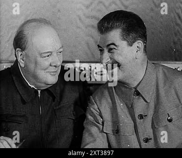 Winston Churchill und Joseph Stalin bei einem Treffen, 1942. Zweiter Weltkrieg: Der Kreml in Moskau. Stalin und Churchill '...settled sind für ein langes, intimes Gespräch da. Das Hauptthema, die Möglichkeit einer zweiten Front... für die hart kämpfenden Russen war dies in der Tat die 64.000 Rubel-Frage". Aus Time to Remember - The End of the Beginning, 1942 ( Reel 2); Dokumentarfilm über Ereignisse von 1942 und Amerikas Eintritt in den Krieg. Stockfoto