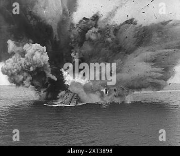 Die HMS Barham explodiert nach einem U-Boot-Angriff, 1943. Aus Time to Remember - Struggle for A Planet, 1943 (Reel 3); Dokumentarfilm über Ereignisse von 1943, insbesondere die Schlacht am Atlantik. Stockfoto