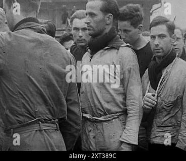 Besatzung der zerstörten Bismarck, die in Gefangenschaft geht, 1943. Aus Time to Remember - Struggle for A Planet, 1943 (Reel 3); Dokumentarfilm über Ereignisse von 1943, insbesondere die Schlacht am Atlantik. Stockfoto