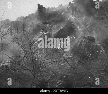 Lava, die von der Eruption des Vesuvs, 1943-1944, fließt. Aus „Time to Remember – The Path to Rome“, 1943–1944 (Reel 2); Dokumentarfilm über die Ereignisse von 1943 und 1944 – die italienische Kampagne. Stockfoto