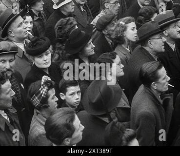 Massen hören Reden auf dem Trafalgar Square, 1942. Großbritannien während des Zweiten Weltkriegs. "Auf Londons Trafalgar Square"... ein leidenschaftliches Treffen mit Anzeichen für starke Gefühle von Millionen. Kämpfen Sie jetzt zurück und entlasten Sie das von der Belagerung betroffene Russland... vielleicht noch nie zuvor in der Geschichte der Welt haben so viele seiner Millionen in Entschlossenheit geeint. Für den Mann auf der Straße, für das Mädchen, das das Ding gemacht hat, das den Krieg gewinnen würde, Opfer, Knappheit und Wirtschaft. Aus „Time to Remember – The End of the Beginning“, 1942 ( Reel 2); Dokumentarfilm über die Ereignisse von 1942 und Stockfoto