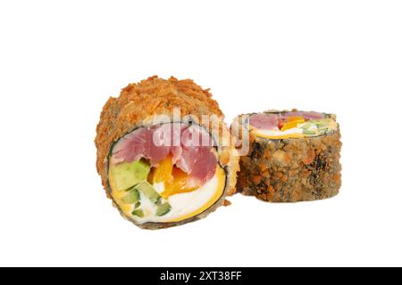 Sushi-Rolle auf weißem Hintergrund mit Philadelphia-Käse und Lachs paniert mit getrocknetem Thunfisch. Stockfoto