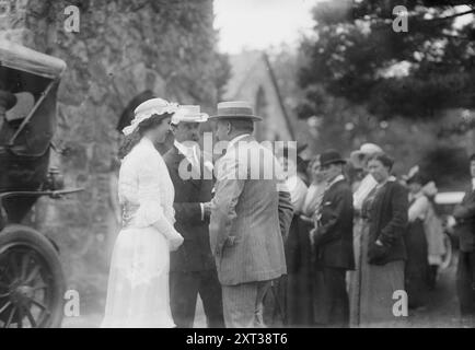 Clarence Mackay und Tochter, 1915. Zeigt den Finanzier Clarence Hungerford Mackay (1874–1938) mit seiner Tochter Katherine bei der Hochzeit von Kathryn N. Steele und F. S. von Stade, die am 26. Juni 1915 in der Advent Church of the Advent in Westbury, Long Island stattfand. Stockfoto