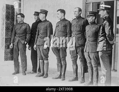 Admiral Jackson &amp; Crew von NC-4, 1919. Zeigt Besatzungsmitglieder des Navy-Curtiss Flying Boat NC-4, das 1919 den ersten Transatlantikflug flog. Von links nach rechts: Leutnant Elmer F. Stone von der US-Küstenwache; Chief Petty Officer Eugene C. Rhoads von der US-Marine; Leutnant Walter Hinton von der US-Navy; Fähnrich Herbert C. Rodd, ein Funkdienstleister in der US-Marine; Leutnant James Lawrence Breese, Jr. (1884–1959); Admiral Albert Cushing „Putty“ Read (1887–1967) und Admiral Richard Harrison Jackson (1866–1971). Stockfoto