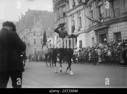 General Pershing, 1919. Zeigt General John J. Pershing auf einem Pferd führende Veteranen des Ersten Weltkriegs während einer Parade in New York. Stockfoto