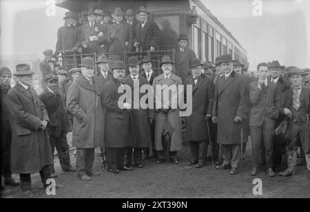 T.C. Dawson, B.L. Worden, L.D. Lovekin, R.W. Hoyt, G.W. Hoyt, G.A. Anthony und G. Horton, 1917. Zeigt Offiziere und Direktoren der Submarine Boat Corporation, darunter Thomas C. Dawson, Secretary and Treasurer, B.L. Worden, General Manager und George W. Hoyt, Director. Männer versammeln sich in der Newark Bay Shipyard in Kearny, New Jersey, um am 20. Dezember 1917 den ersten Niet zu feiern, der in das „erste standardisierte Stahlschiff aller Zeiten“ gefahren wurde. Stockfoto