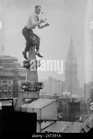 John Reynolds, zwischen 1915 und 1920. Zeigt "Human Fly" John "Jammie" Reynolds auf einer Dachdekoration in New York City. Stockfoto