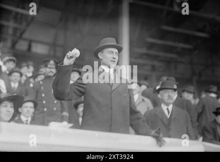 J.P. Mitchel, Polo Grounds, 14.04.15, 1915. John Purroy Mitchel (1879–1918), der von 1914 bis 1917 Bürgermeister von New York City war, warf einen Ball auf dem Polo Grounds. Stockfoto