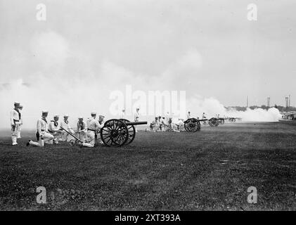 Artillerie - Annapolis, 1913. Zeigt Artillerie-Übungen auf dem Campus der United States Naval Academy, Annapolis, Maryland, Juni 1913. Stockfoto