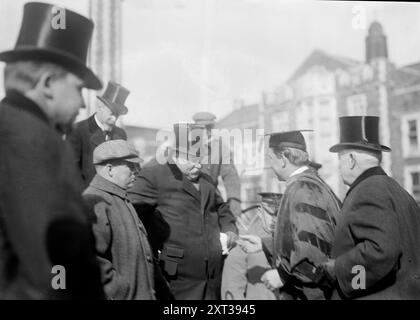 Taft und Dr. Finley, 1912. Zeigt Präsident William H. Taft und Präsident des City College Dr. John H. Finley vor dem City College in New York City, wo ein Empfang stattfand, um Dr. Alexis Carrel für seinen Nobelpreis in Medizin zu ehren. Stockfoto