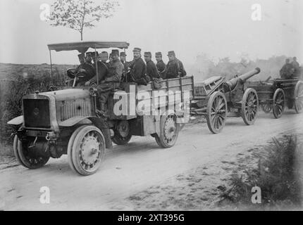 Französische Siegerpistole &amp; Motor Traktor, zwischen c1914 und c1915. Zeigt französische Soldaten in Motortraktor, der zu Beginn des Ersten Weltkriegs eine große Waffe entlang der Straße zieht Stockfoto