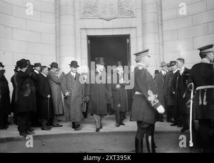 Wilson arrv'g. in Wash'n., 1913. Shows Woodrow Wilson leaving the train station in Washington, D.C., as he arrives for his inauguration as president on March 4th. Stockfoto