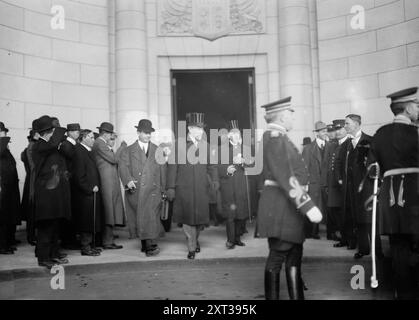 Wilson Arrv'g. In Wash'n., 1913. Woodrow Wilson verlässt den Bahnhof in Washington, D.C., als er am 4. März zu seiner Amtseinführung als Präsident eintrifft. Stockfoto