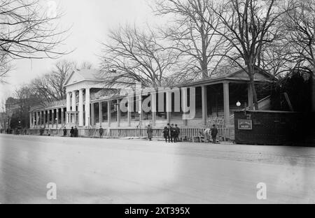 Presidential review stand, White House, 1913. Shows the presidential reviewing stand set up for the March 4, 1913 inauguration of Woodrow Wilson. Stockfoto