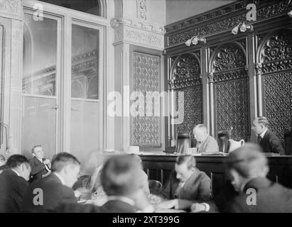 Hennessy untersucht Delaney, 1913. Zeigt John A. Hennessy (1859–1951), einen Zeitungsredakteur und Sonderermittler für den New Yorker Gouverneur Sulzer während des Tammany Hall Korruptionsverfahrens von 1913. Stockfoto