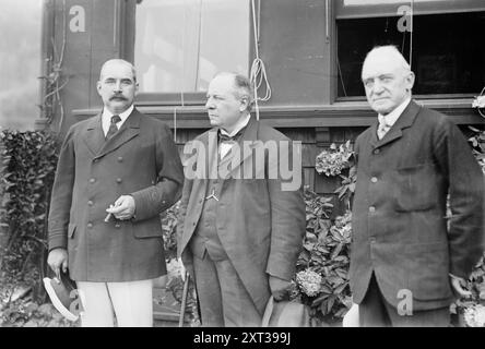 J. P. Morgan Jr., 1. Viscount Haldane, 1. Baron Muir-Mackenzie, 1913. Zeigt J.P. Morgan Jr., Richard Burdon Sanderson Haldane, 1. Viscount Haldane (1856–1928) und Sir Kenneth Augustus Muir Mackenzie, 1. Baron Muir-Mackenzie (1845–1930). Stockfoto