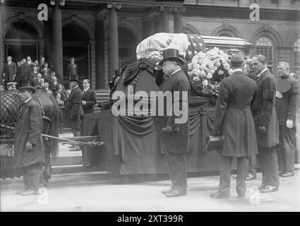 Taft bei Gaynor Beerdigung, 1913. Zeigt Präsident William Howard Taft bei der Beerdigung von William Jay Gaynor (1849–1913), Bürgermeister von New York City. Stockfoto