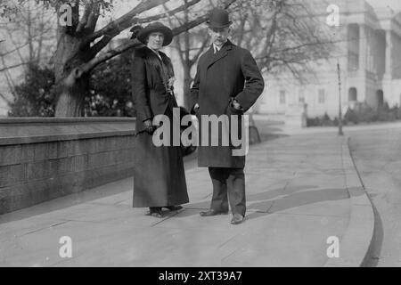 Dorothy &amp; G.W. Perkins, zwischen 1910 und 1915. Zeigt den Geschäftsmann und Politiker George Walbridge Perkins (1862–1920) und seine Tochter Dorothy Perkins (1891–1990). Das Kapitol der USA ist im Hintergrund. Stockfoto
