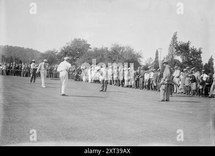 Low - Smith - Ray - Vardon, 1913. George Low, Alex Smith, Ted Ray und Harry Vardon spielen Golf, wahrscheinlich im Baltusrol Golf Club, Springfield, N.J., in einer Qualifikationsrunde für die U.S. Open 1913 in Brookline, Massachusetts. Stockfoto