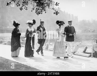 Miss Haldane, Richter Dickinson, J.P. Morgan, 1913. Zeigt Miss Elizabeth Haldane (Hut mit weißer Feder), Schwester von Viscount Haldane, Richter Dickinson (mit Schirm) und J.P. Morgan im Columbia Yacht Club, der sich am Fuße der 86th Street in New York City befindet. Stockfoto