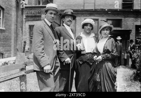 Tarrytown, I. Goldstein, A. Berkman, Rose Yurest, Helen Harris, 1914. zeigt I. (möglicherweise David) Goldstein, Alexander Berkman, Rose Yurest und Helen Harris (Helen Goldblatt, auch bekannt als Helen of Troy) in Tarrytown, wahrscheinlich nach Festnahmen von I.W.W. Mitgliedern, die versucht haben, ein Open-Air-Massentreffen ohne Erlaubnis abzuhalten. Stockfoto