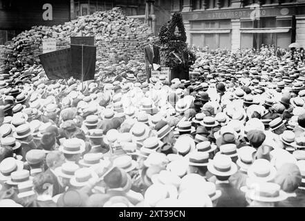 Leonard Abbott, zwischen 1910 und 1915. Zeigt die Gedenkfeier für Anarchisten des Lettischen Teils des Anarchistischen Schwarzen Kreuzes (ABC), die beim Bau einer Bombe in einer Wohnung in der Lexington Avenue 1626 in New York City getötet wurden. Stockfoto