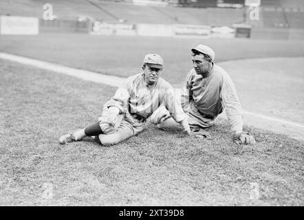 Miller Huggins, St. Louis NL und Art Devlin, New York NL (Baseball), 1910. Zeigt Baseballspieler Miller „Mighty Mite“ James Huggins (1879-1929 mit Arthur McArthur Devlin (1879–1948). Stockfoto