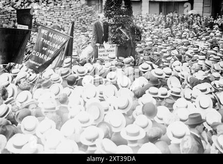 Leonard Abbott, 1914. Zeigt die Gedenkfeier für Anarchisten des Lettischen Teils des Anarchistischen Schwarzen Kreuzes (ABC), die beim Bau einer Bombe in einer Wohnung in der Lexington Avenue 1626 in New York City getötet wurden. Stockfoto