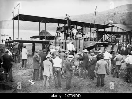 Zusammenbau „AMERIKA“, 1914. Zeigt den Start des Curtiss Model H Flying Boat Flugzeugs „America“ am 22. Juni 1914 in Hammondsport, New York. Stockfoto