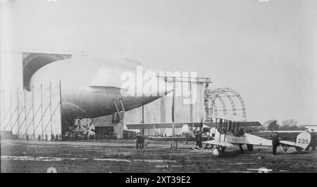 Britisches Luftschiff "PARSEVAL" &amp; Armeeflugzeuge, zwischen 1910 und 1915. Stockfoto