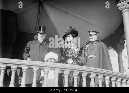 Seth Low, Mrs. C.S. Whitman, Lorillard Spencer, 1915. Seth Low (1850–1916) zeigt die Pädagogin und Politikerin mit Mrs. Charles Seymour Whitman (1880–1928), ihrer Tochter Olive und Lorillard Spencer (1883–1939), Militärsekretär von Gouverneur Charles Seymour Whitman, bei der Amtseinführung von Gouverneur Whitman, Albany, New York, am 1. Januar 1915. Stockfoto