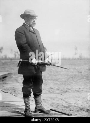 J.P. Sousa, zwischen 1910 und 1915. Zeigt den Komponisten und Dirigenten John Philip Sousa, der eine Schusswaffe hält. Stockfoto