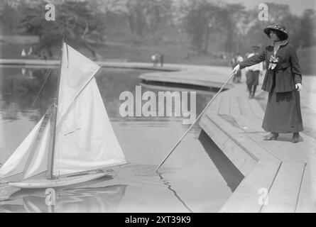 Beginn des Spielzeugjachtrennens im Cent'l [Central] Park, zwischen 1910 und 1915. Zeigt eine Frau mit einer Modellyacht (Gaff Cutter) am Conservatory Lake, Central Park, New York City. Stockfoto