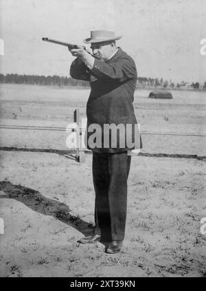 J.P. Sousa, zwischen 1910 und 1915. Zeigt den Komponisten und Dirigenten John Philip Sousa, der eine Schusswaffe hält. Stockfoto