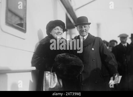 Adm. Lord J. Jellicoe &amp; Ehefrau, zwischen 1915 und 1920. Zeigt Florence Gwendolyn Jellicoe (1877–1964) mit ihrem Ehemann Admiral der Flotte John Rushworth Jellicoe, 1. Earl Jellicoe (1859–1935) der Royal Navy, möglicherweise auf ihrer Weltreise (1919–1920). Stockfoto