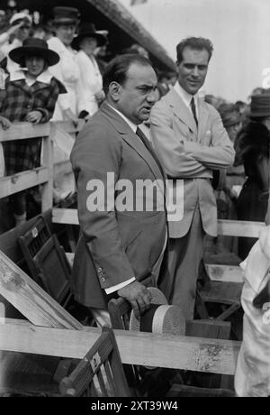Enrico Caruso &amp; Bruno Zirato, 1918. Zeigt den italienischen Tenor-Opernsänger Enrico Caruso (1873–1921) mit seinem Sekretär Bruno Zirato bei einem Police Field Day Benefit auf dem Sheepshead Bay Speedway, Brooklyn, New York City, 31. August 1918. Stockfoto