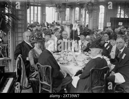 Gemeindechorus-Mittagessen, 1917. Fotos zeigen die Teilnehmer der National Conference on Community Music im Hotel Astor in New York City vom 31. Mai bis 1. Juni 1917. Stockfoto