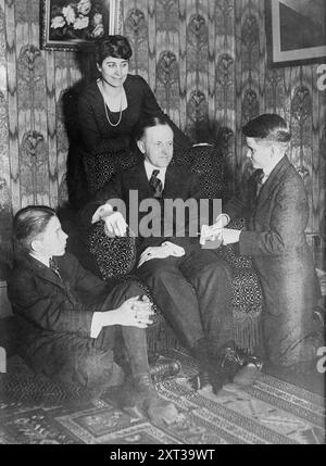 Calvin Coolidge &amp; Familie, zwischen 1915 und 1920. Zeigt Präsident Calvin Coolidge (1872–1933), seine Frau Anna Goodhue Coolidge (1879–1957) und die Kinder John (links) und Calvin Jr. (rechts). Stockfoto