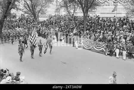 Dekorationstag, 1917. Am 30. Mai 1917 zeigt die Fifth Avenue am Soldiers' and Sailors' Monument im Riverside Park, New York City, Gedenkfeier. Stockfoto