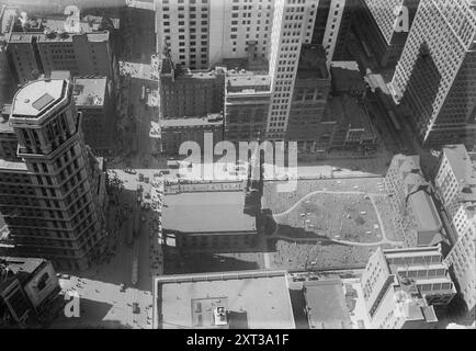 Vom Woolworth Building, zwischen 1915 und 1920. Zeigt eine Luftaufnahme vom Woolworth Building der St. Paul's Chapel in Lower Manhattan, New York City. Stockfoto