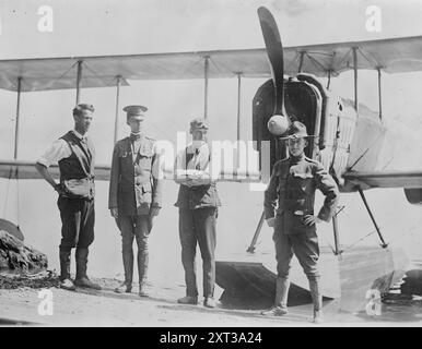 F.H. Burnside, Lt. Anthony Sunderland, J.D. Hill, Corp. C.T. Robbins, zwischen 1915 und 1920. Zeigt Frank H. Burnside, Lt. Anthony Sunderland (Schüler der Connecticut National Guard), James D. Hill, Ausbilder; Corp Charles Robbins (Schüler der Arkansas National Guard) an der Thomas School of Flying. Stockfoto