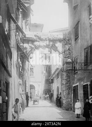 Fiume - Straße, zwischen 1915 und 1920. Zeigt eine Straße mit dem römischen Bogen „Old Gateway“ auf UL. Stara Vrata im heutigen Rijeka, Kroatien. Stockfoto