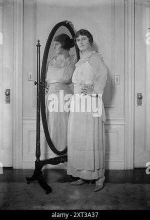 Alma Gluck, zwischen 1915 und 1920. Zeigt die Rumänisch-amerikanische Opernsängerin Alma Gluck (1884-1938) vor einem Ganzkörperspiegel. Stockfoto