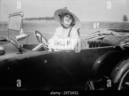 Gertrude McCoy, 1917. Zeigt den amerikanischen Stummfilmstar Gertrude McCoy in ihrem oldsmobile bei der Automobil-Modeschau am Sheepshead Bay Speedway, New York City, 23. Juni 1917. Die Veranstaltung war eine Spendenaktion für den Actors' Fund of America. Stockfoto