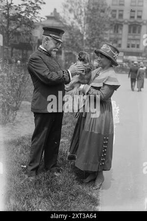 John Philip Sousa, zwischen 1915 und 1920. Zeigt den Komponisten und Dirigenten John Philip Sousa (1854–1932) mit einem Hund und einer Frau, wahrscheinlich in Bryant Park, New York City. Stockfoto