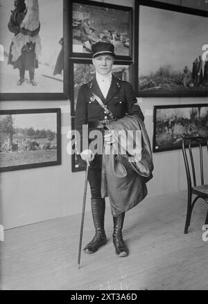 Joseph C. Stehlin, 1918. Zeigt Leutnant Joseph Charles Stehlin (1897-1967), Mitglied der Lafayette Escadrille, einer Gruppe amerikanischer Piloten, die während des Ersten Weltkriegs in der französischen Luftwaffe gedient haben. Er wird bei der Ausstellung serbischer Kriegsfotos im Roten Kreuz Garden Theatre, bei der Internationalen Blumenausstellung gezeigt. Grand Central Palace, New York City. Stockfoto