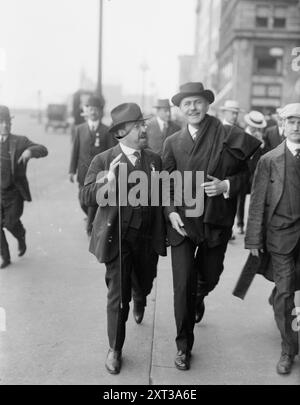 J.A. Kingsbury, J.R. Garfield, zwischen 1915 und 1920. Zeigt John Adams Kingsbury (1876–1956), der als New York City Commissioner of Public Charitys (1914–1917) zusammen mit dem Politiker James Rudolph Garfield (1865–1950) diente, der als Innenminister (1907–1909) unter Präsident Theodore Roosevelt diente. Stockfoto