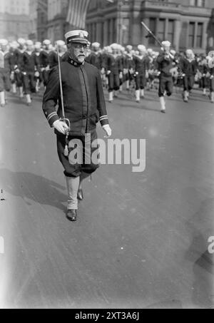 J.P. Sousa, (1918?). Zeigt den Komponisten und Dirigenten John Philip Sousa, der vor der Great Lakes Navy Band eine Stadtstraße hinuntermarschiert. Stockfoto