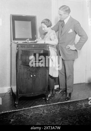 Edward Johnson, zwischen 1915 und 1920. Zeigt Edward Patrick Johnson (1878?–1959), einen kanadischen Tenorsänger, der außerhalb Nordamerikas als Edoardo Di Giovanni bezeichnet wurde, mit seiner Tochter Fiorenza und einem Phonographen. Stockfoto
